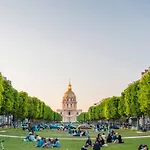 アパート Bright & Elegant With View Over Invalides, Near St Germain Des Pres パリ