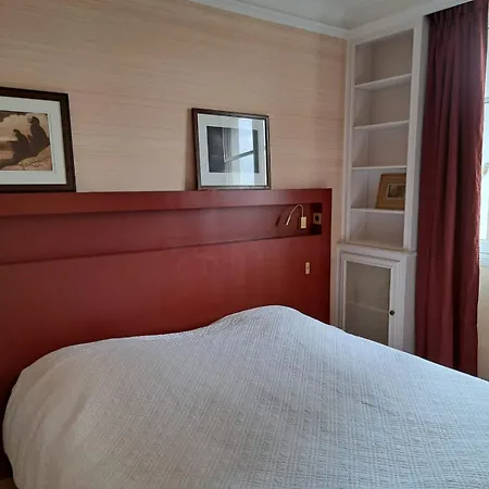 Bright & Elegant With View Over Invalides, Near St Germain Des Pres アパート パリ