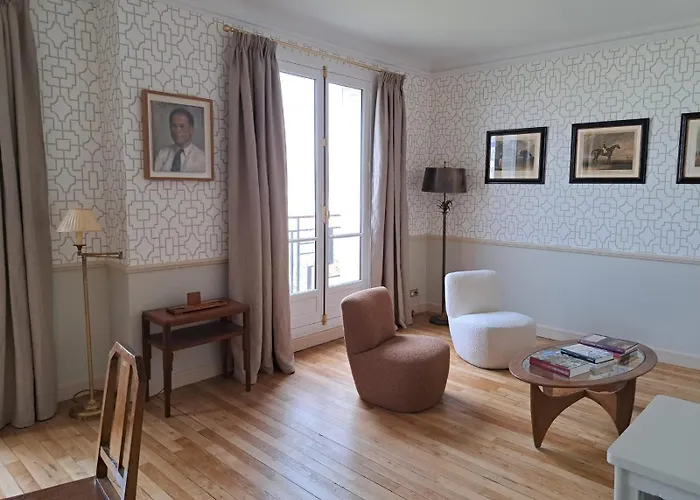 Bright & Elegant With View Over Invalides, Near St Germain Des Pres Parijs