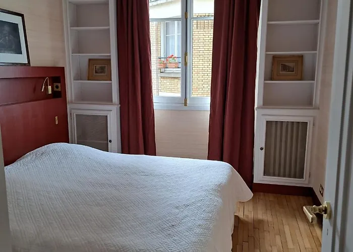 Appartement Bright & Elegant With View Over Invalides, Near St Germain Des Pres